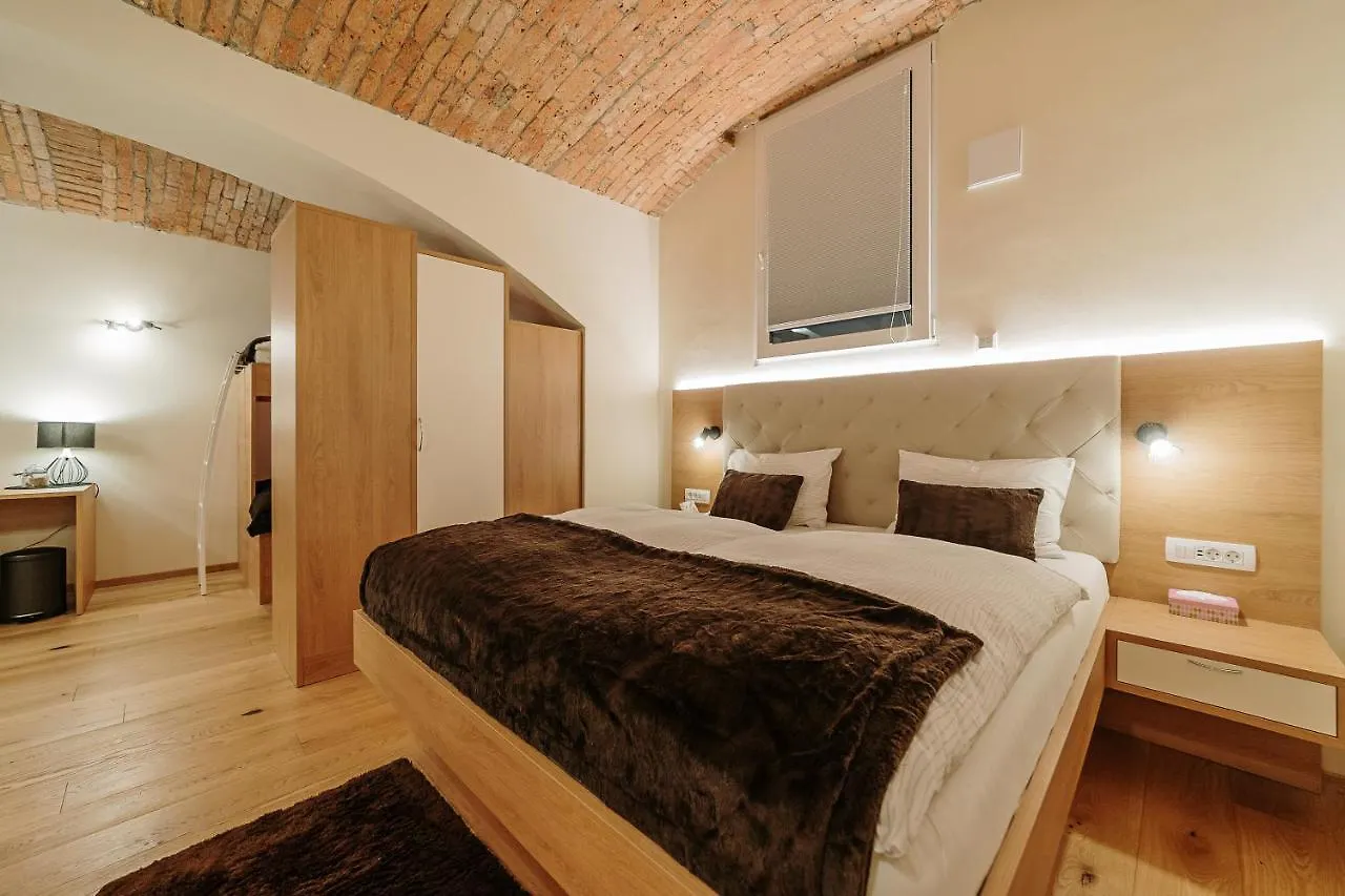 Hotel Operna Klet Lublana 3*,